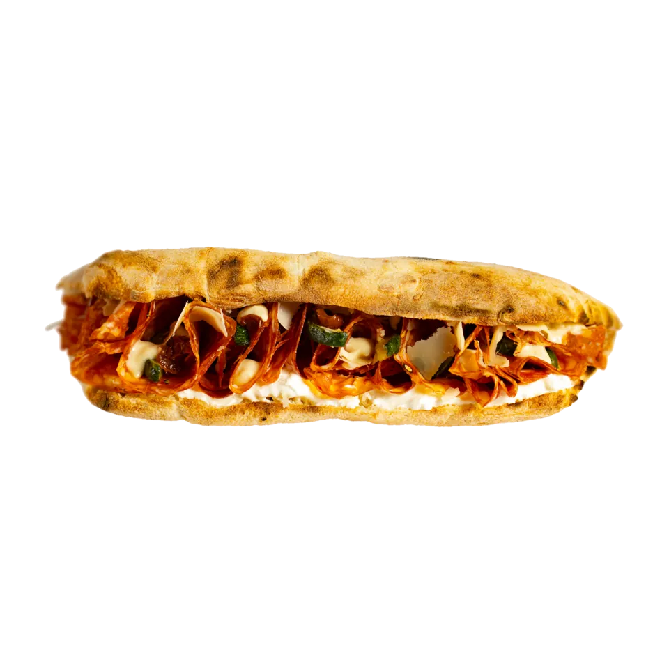 Panini Picante Caravaggio — salam Ventricina, zucchini, sos stracciatella, cremă de ceapă, rucola, parmezan, roșii uscate